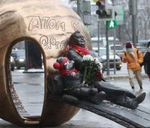 Памятникам место на кладбищах!!!